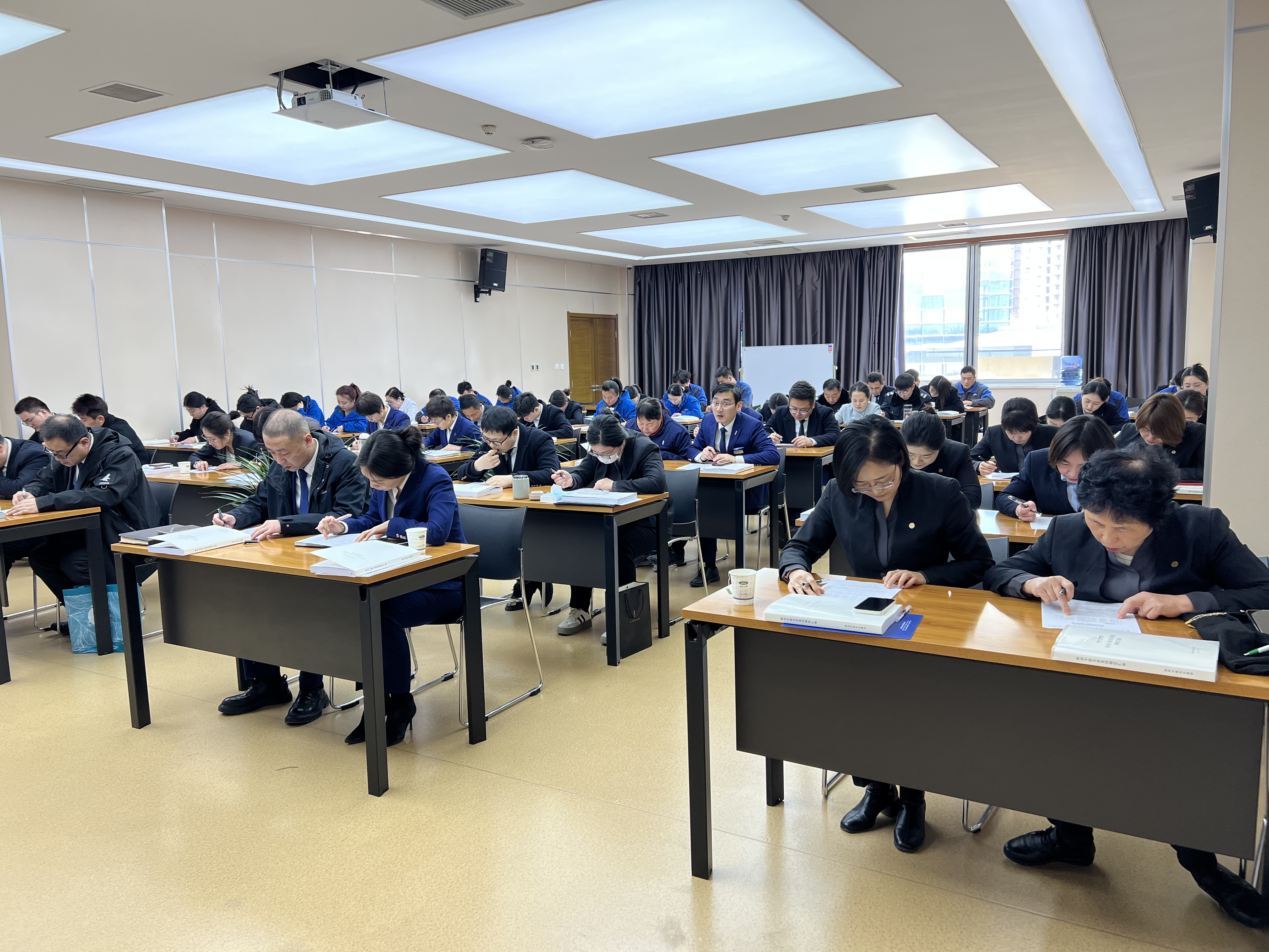 陜西中聯實業集團2025版《制度匯編》宣講培訓工作分別在陜西福迪培訓室、正大福林培訓室開展